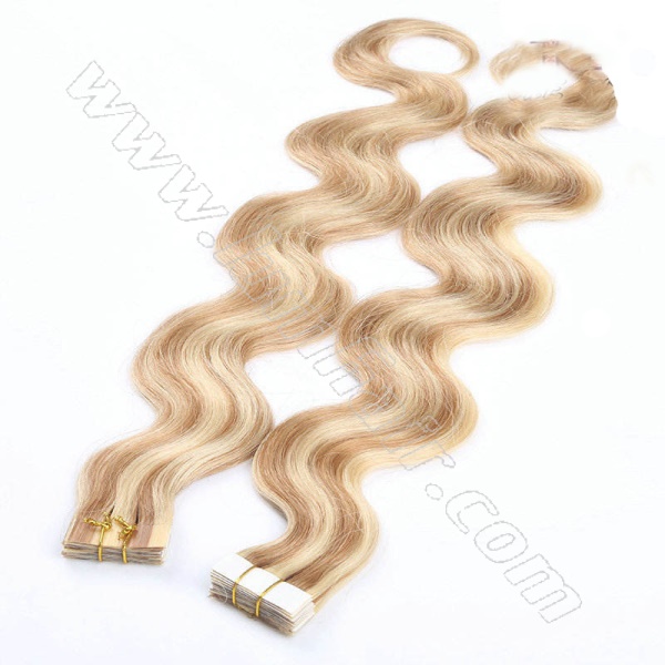 Wavy tape in hair extensions 